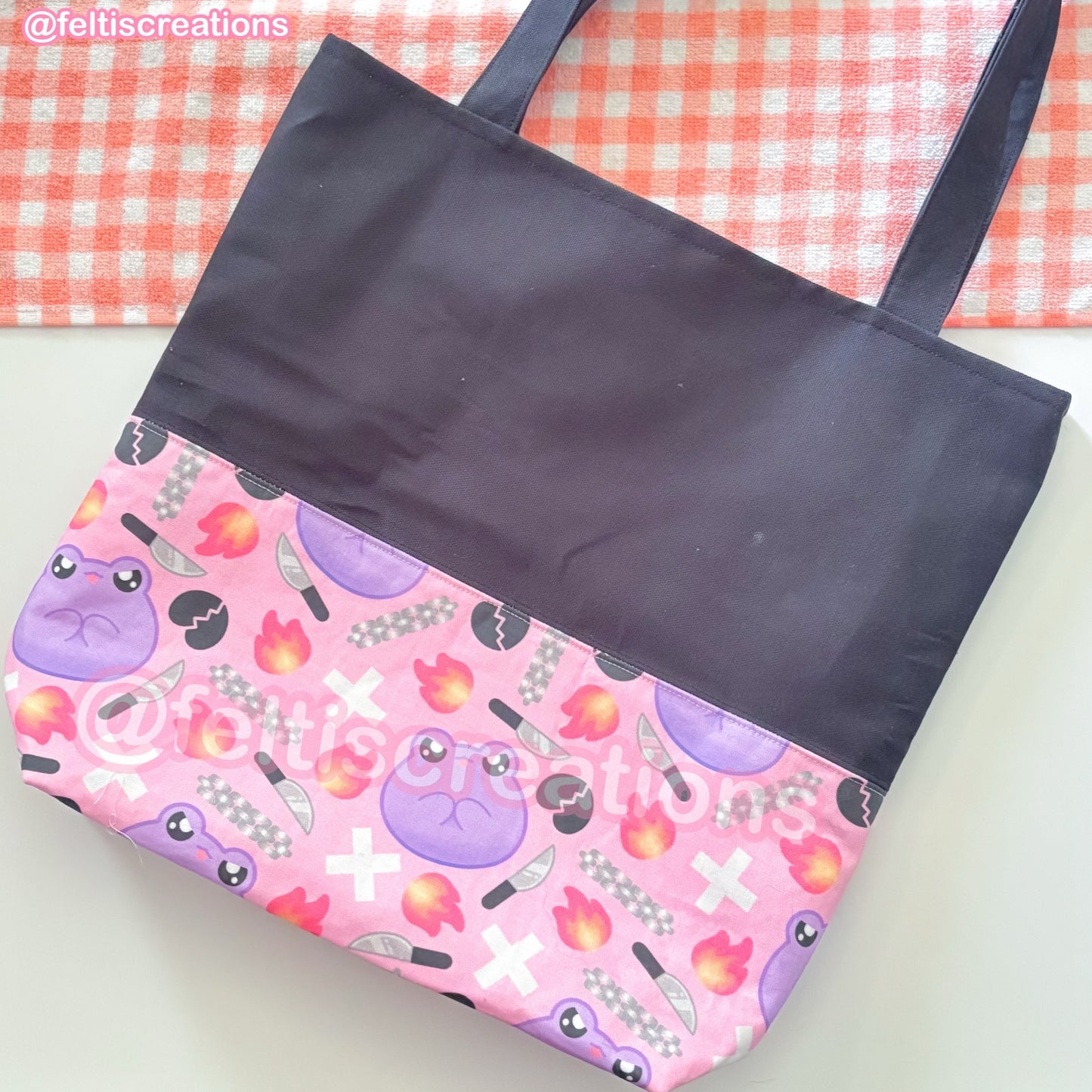 Knife Frog Tote Bag